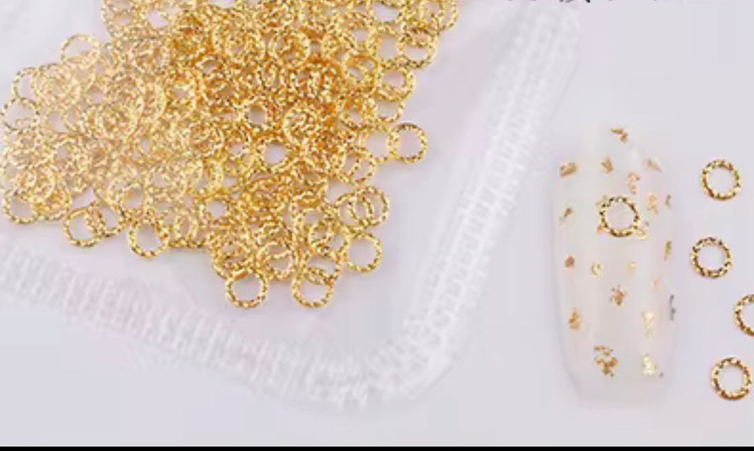 ROUND GOLD NAIL ART