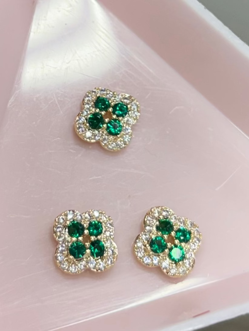 QUALITY NAIL CHARM GOLD AND EMERALD